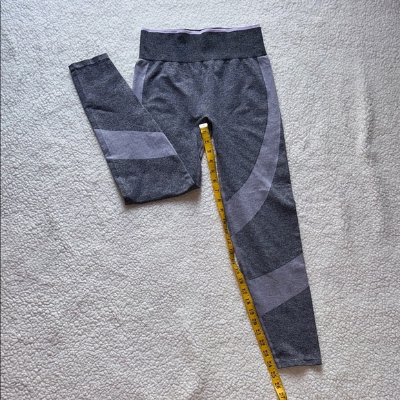 PINK Victoria's Secret Gray Leggings with Tapered Fit - Picture 4 of 9